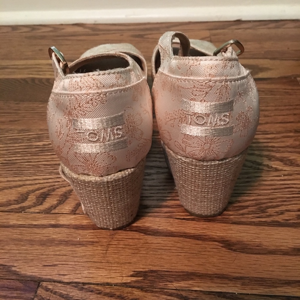 NWOT TOM’s wedge sandal with floral design